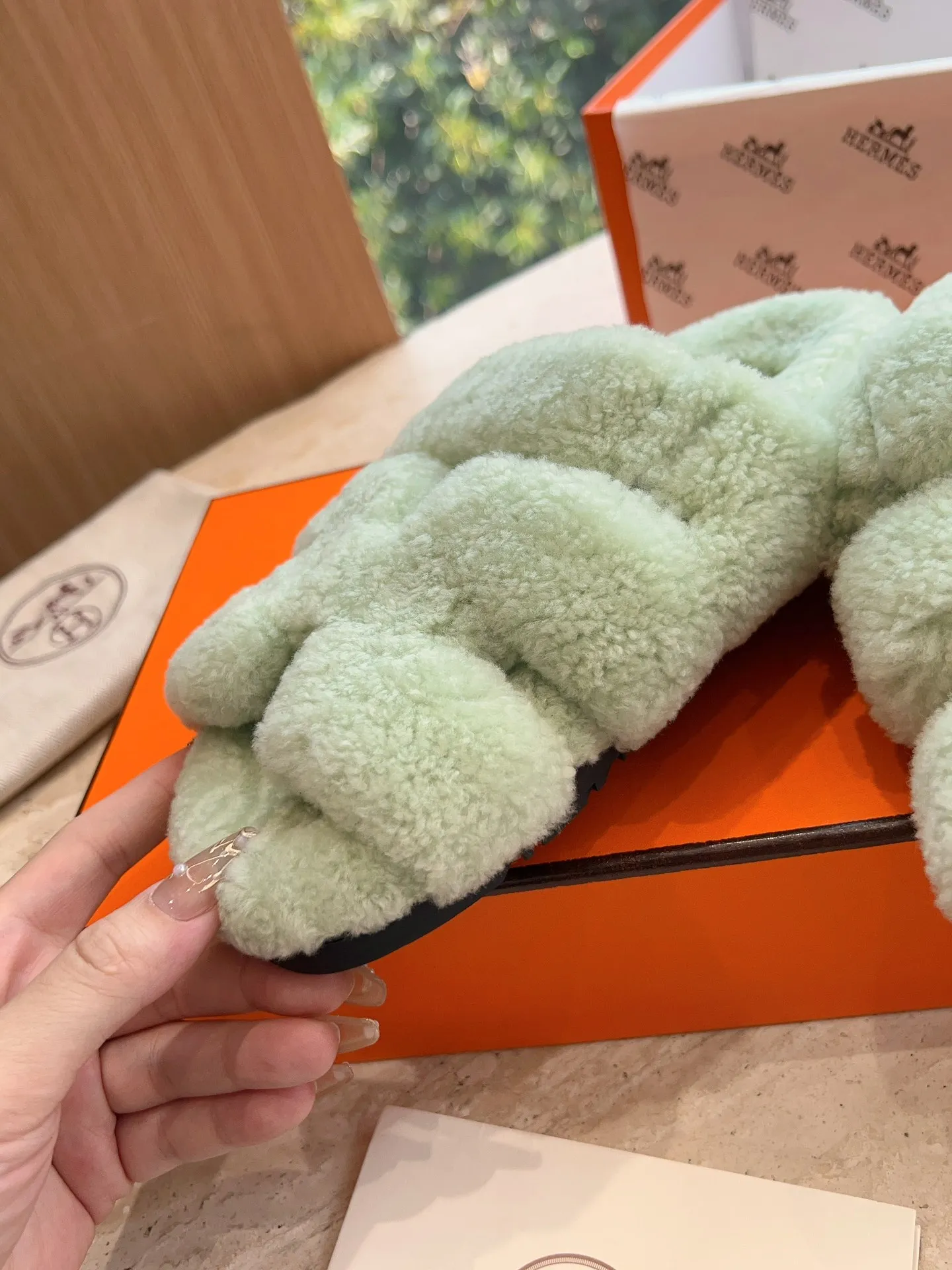 👟👟Ex-factory price 500👟👟 (Top version) Hermes Hermès Second Uncle Fur Slippers Can be made without standard: [Note: No standard needs to be customized] In 2024, the official website and Xiaohongshu will synchronize the latest color matching Hermès hot models, upgraded workmanship, high quality! Fashionable small wool H-slip autumn and winter style flat-soled wool mop. Fabric: Imported lamb's roll real wool. Lining: Imported lamb's roll real wool. Outsole: Genuine leather outsole. Size: 35-43, [Note: 41, 42, 43 customized]